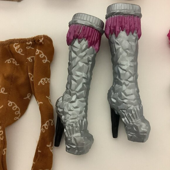 Ever After High Doll Accessories Lot Purse Bag Picnic Basket Boots Necklace - Picture 12 of 16